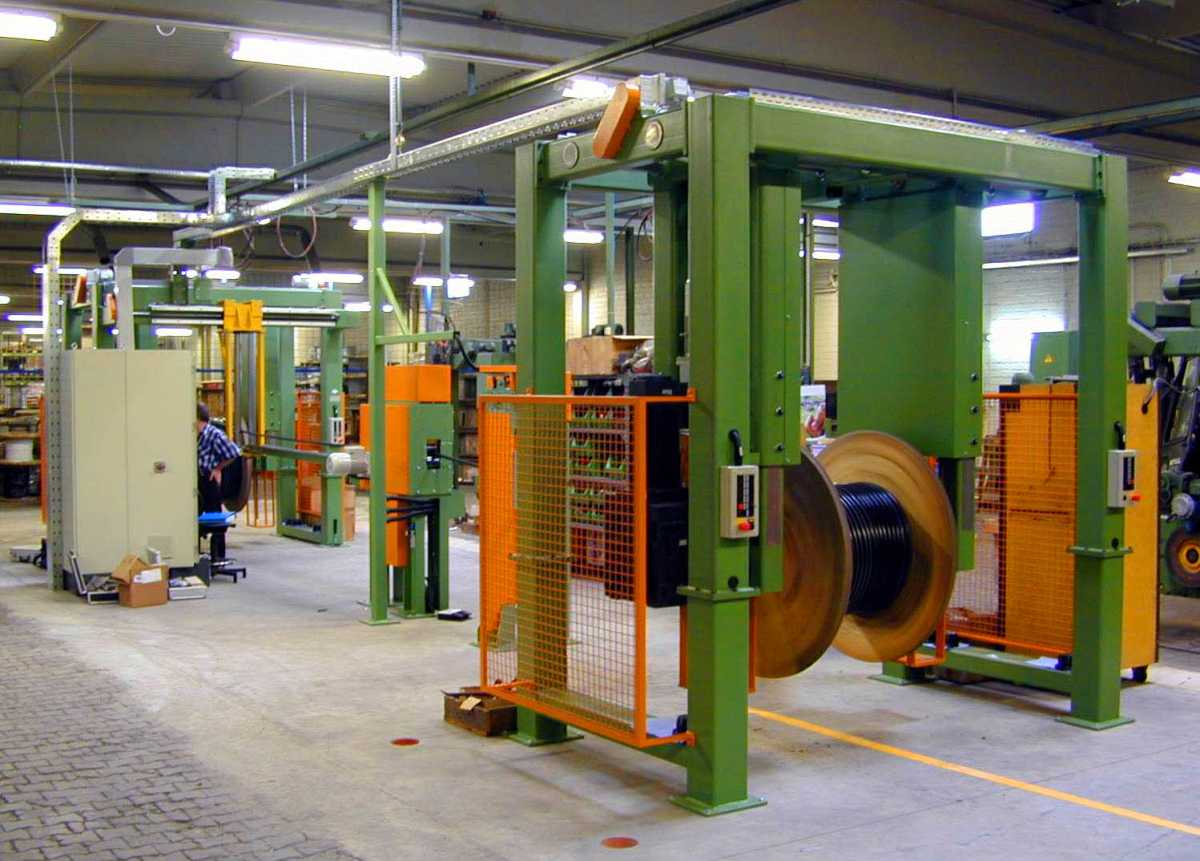 Winding machine for cables and wires type UM-A2600
